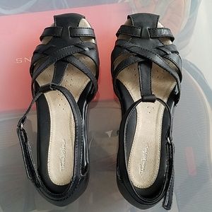 Thom McAn slip on black shoes